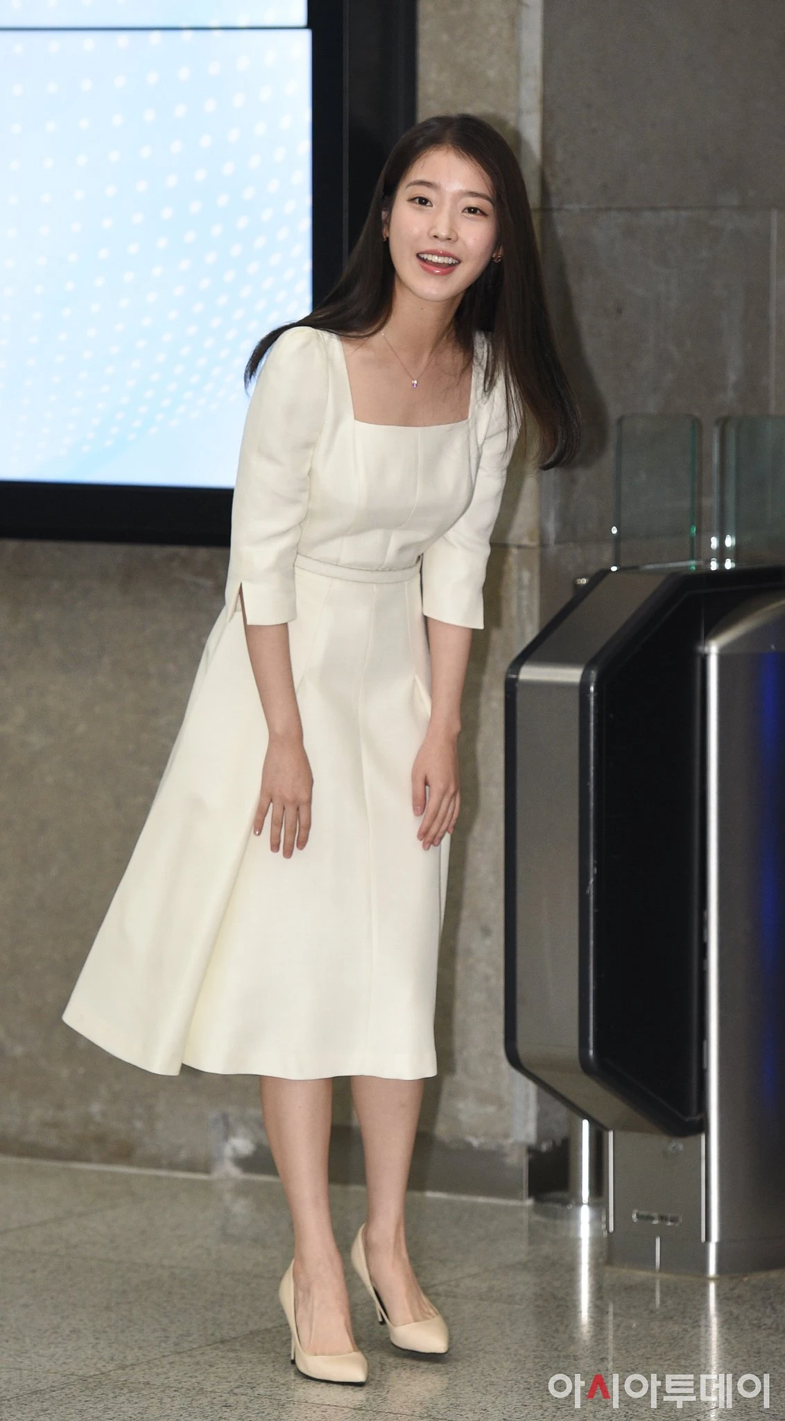 IU