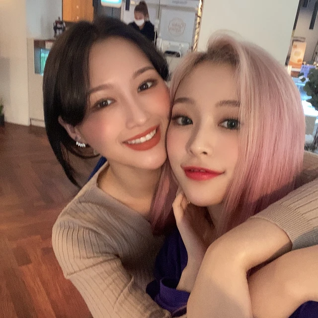 Gahyeon and Siyeon